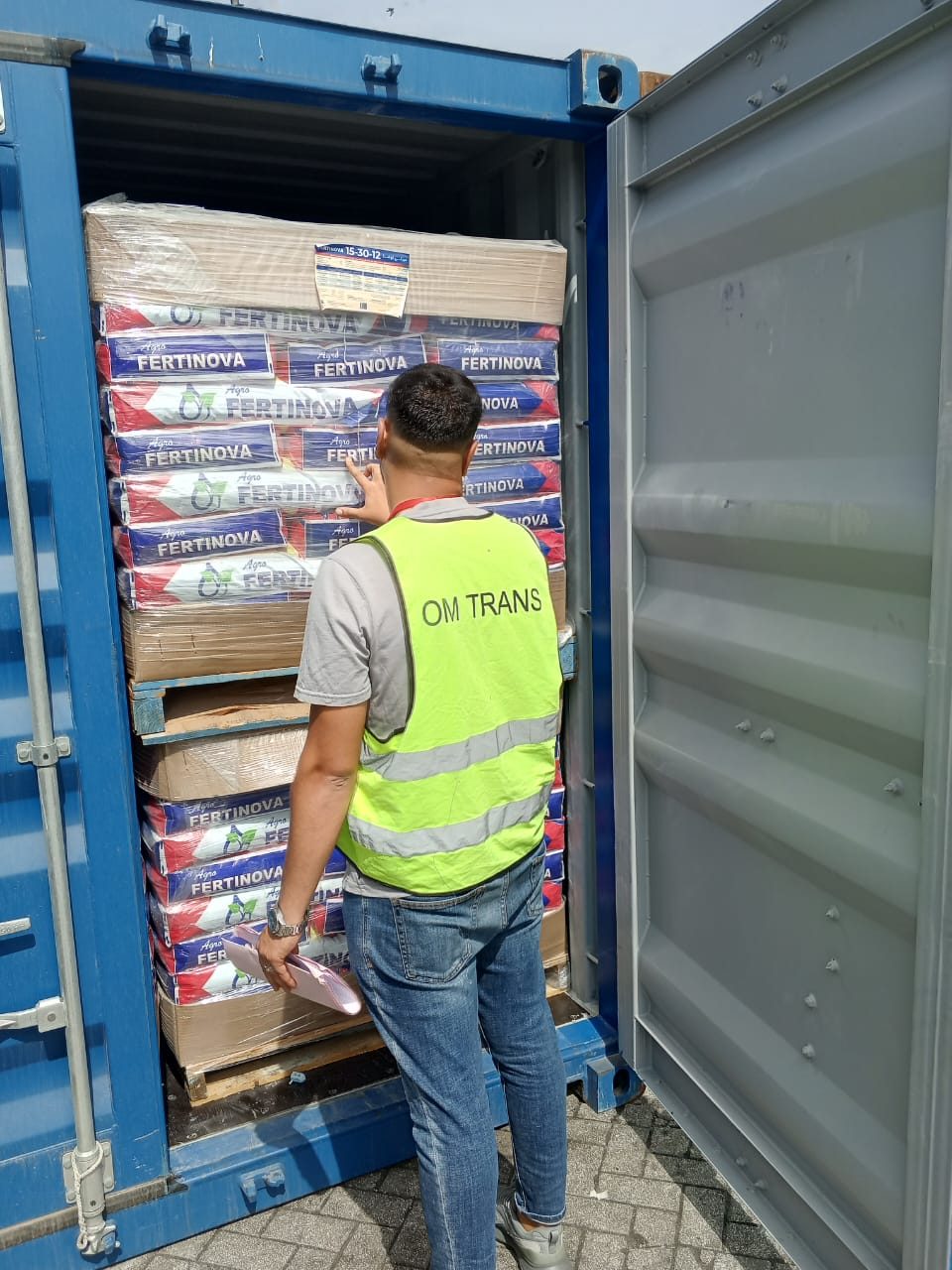 Vérification de la marchandise dans le conteneur par OM TRANS